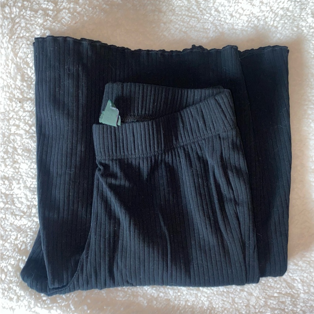 flarred bottom black leggings, stretchy; a little high waisted